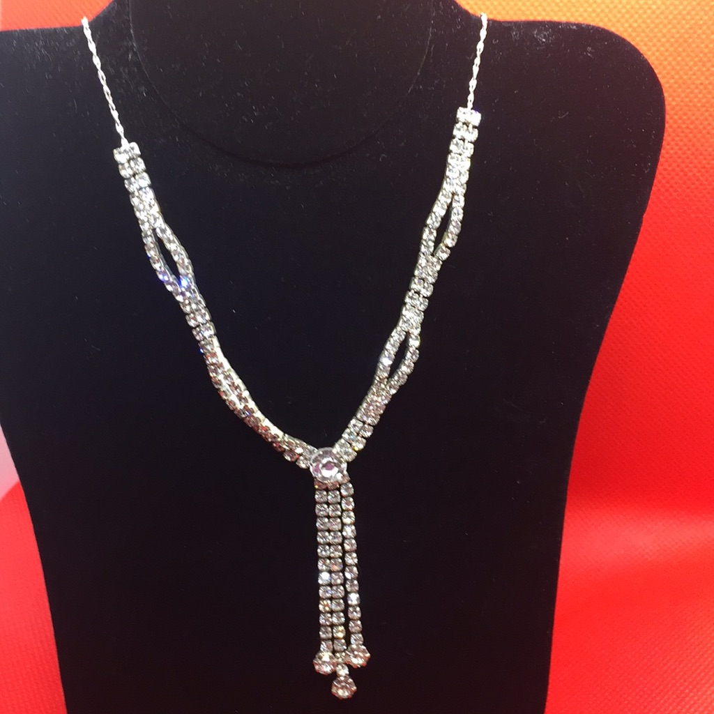 Icing Rhinestone V Necklace 25$